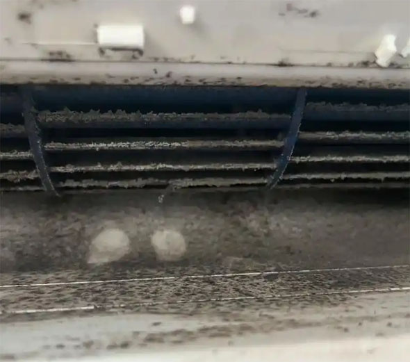 西平空调吹的风有股烧焦味是怎么回事